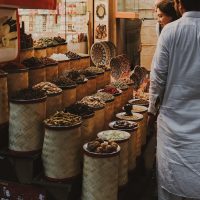 金价实时科普撰稿苏禾的写作场景：靠窗书桌上摊开笔记本，正用笔在纸上画出黄金价格波动示意图，光线柔和